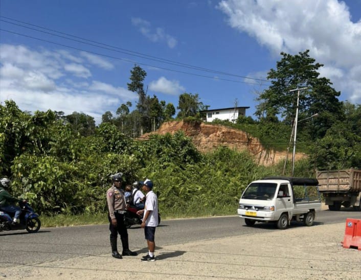 Tampak seorang petugas Satpam Lantas Polres Teluk Bintuni memberikan teguran kepada pengendara roda dua yang terjaring pada razia, Senin sore (9/10) di Taman Kota Bintuni.