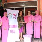 Ketua Bhayangkari Cabang Teluk Bintuni, Ny. Nita Choiruddin Wachid, bersama dengan wakil ketua dan pengurus Bhayangkari cabang menyerahkan bantuan kepada isteri Purnawirawan Polri Teluk Bintuni, Senin (09/10/2023). 