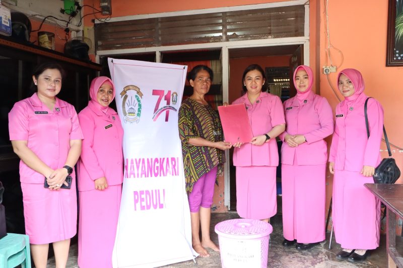 Ketua Bhayangkari Cabang Teluk Bintuni, Ny. Nita Choiruddin Wachid, bersama dengan wakil ketua dan pengurus Bhayangkari cabang menyerahkan bantuan kepada isteri Purnawirawan Polri Teluk Bintuni, Senin (09/10/2023). 