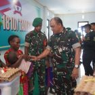 Pangdam XVIII/Kasuari, Mayjen TNI Ilyas Alamsyah, S.E., M.Tr.(Han)., CGCAE., melakukan kunjungan kerja ke Tambrauw, di Makodim, Distrik Sausapor, Kabupaten Tambrauw, Papua Barat Daya, Senin (9/10/2023). 