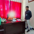 Salah satu tahanan narkoba berinisial JO (di blur) mengikuti ujian tengah semester di ruangan penyidik Polres Teluk Bintuni. Selasa (10-10-2023) sore.