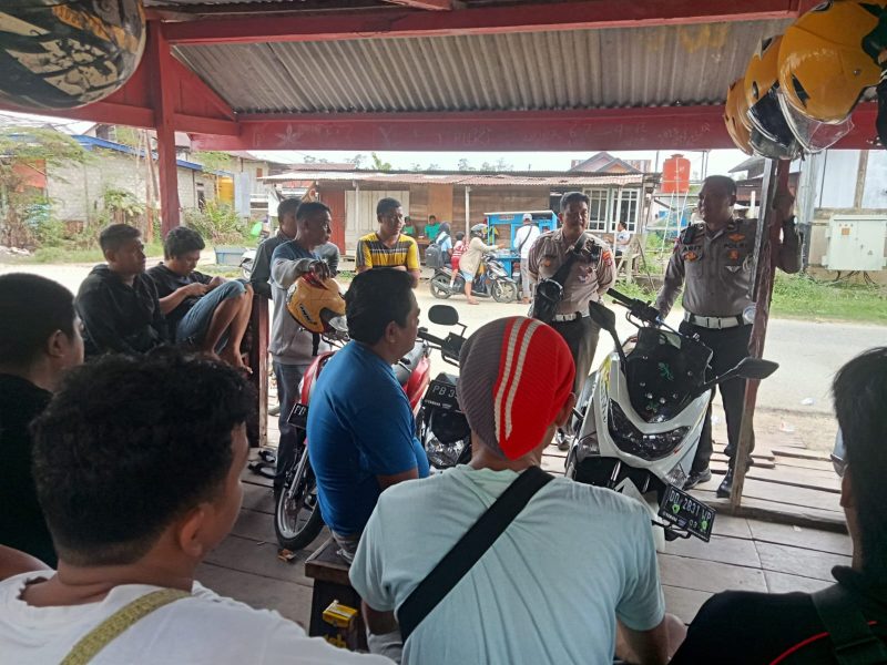 Polres Teluk Bintuni Sosialisasi Keselamatan Berlalulintas kepada Pejasa Ojek di pangkalan Merah Putih , Kampung Lama, Bintuni. Kamis (12/10/2023) 