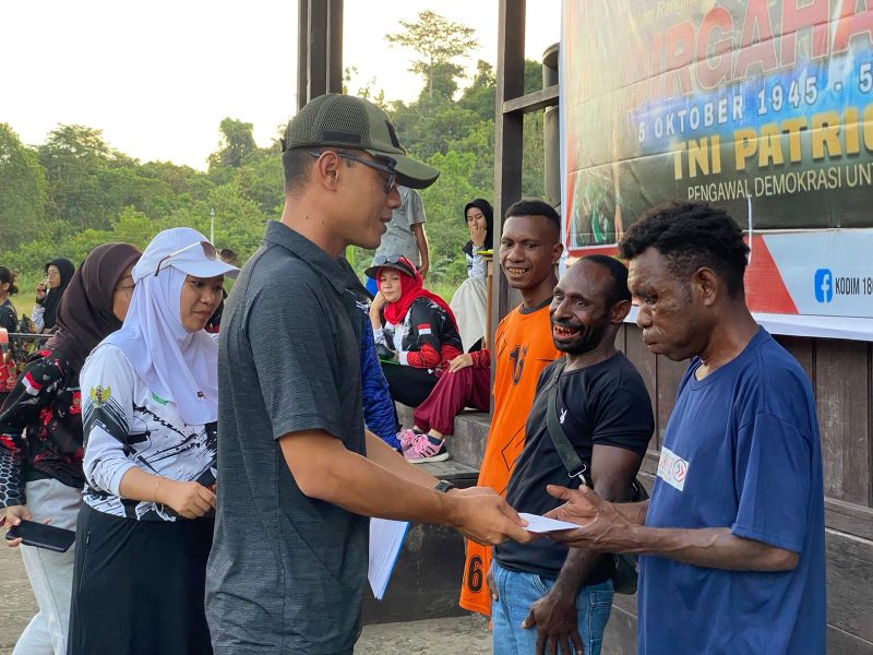 Dandim Menyerahkan Hadiah, Foto Dokumen Kodim 1806/TB
