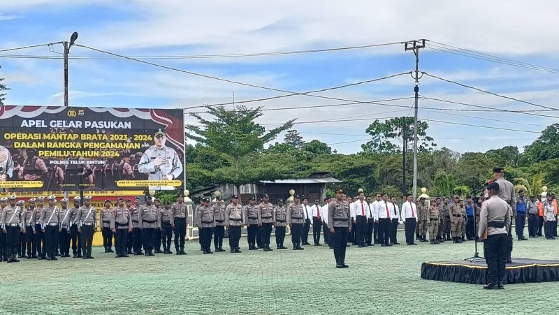 Apel Gelar Pasukan Operasi Mantap Brata Mansinam 2023-2024 untuk Pengamanan Pemilu 2024 di Polres Teluk Bintuni