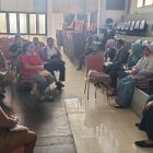 Tampak  Ketua TP PKK Kabupaten Teluk Bintuni, Ny. Prisca Fricillia Kasihiw melakukan diskusi untuk mempersiapkan kegiatan sosialisasi di Gedung GSG Bintuni. Selasa (17/10/2023) di GSG Bintuni. 