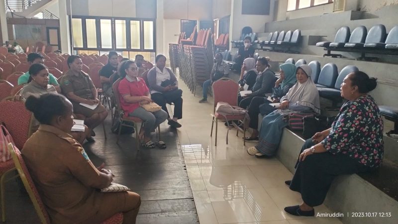 Tampak  Ketua TP PKK Kabupaten Teluk Bintuni, Ny. Prisca Fricillia Kasihiw melakukan diskusi untuk mempersiapkan kegiatan sosialisasi di Gedung GSG Bintuni. Selasa (17/10/2023) di GSG Bintuni. 