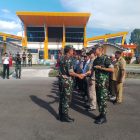Tampak Pangdam Kasuari disambut Dandim 1806/TB di Bandara Babo, Kamis (19/10/2023) Dok : Humas Kodim 1806/TB