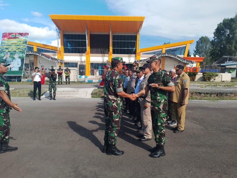 Tampak Pangdam Kasuari disambut Dandim 1806/TB di Bandara Babo, Kamis (19/10/2023) Dok : Humas Kodim 1806/TB