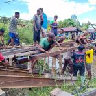 Kolaborasi Sukses Aparat Kepolisian dan Masyarakat Perbaiki Jembatan Vital di Distrik Tomu , Minggu (22/10/2023) 
