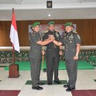 Pangdam XVIII/Kasuari, Mayjen TNI Ilyas Alamsyah, S.E., M.Tr.(Han)., CGCAE., pimpin Sertijab Danrem 181/Praja Vira Tama (PVT), dari Brigjen TNI TNI Juniras Lumban Toruan, S.Sos., M.Si., kepada Kolonel Inf Totok Sutriono, S.Sos., di aula Makorem, Sorong, Papua Barat Daya, pada Sabtu (21/10/2023) dok : Humas Kodam Kasuari 
