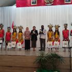 foto bersama, Kepala Dinas Pendidikan Kabupaten  Manokwari dan Seluruh Peserta didik yang ikut tergabung dalam Sanggar Seni Penabur Kasih. 