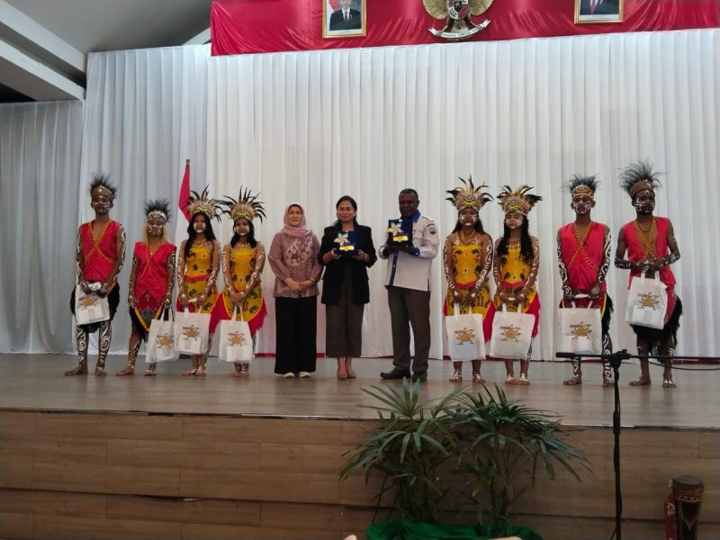 foto bersama, Kepala Dinas Pendidikan Kabupaten  Manokwari dan Seluruh Peserta didik yang ikut tergabung dalam Sanggar Seni Penabur Kasih. 