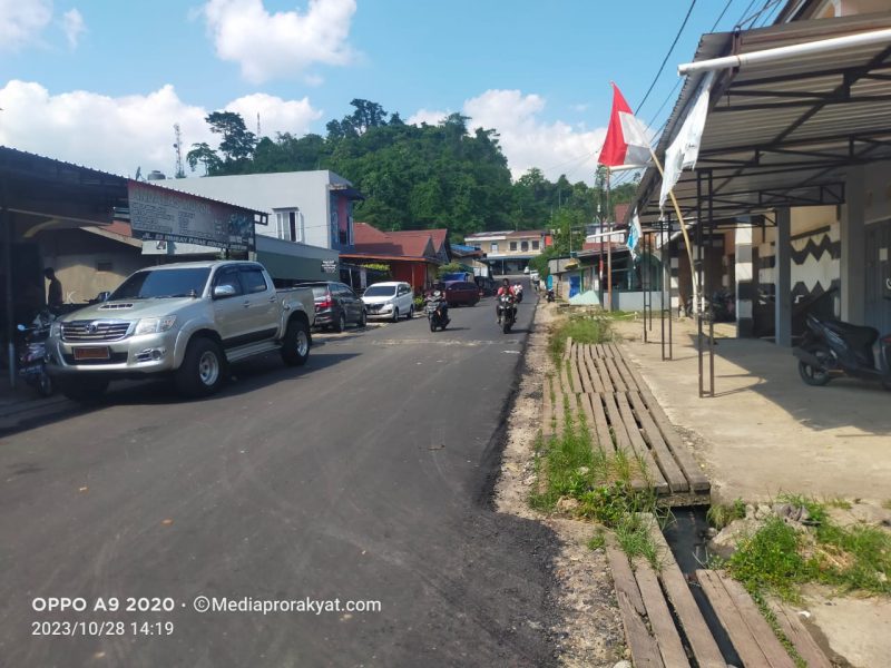 Tampak Kondisi Jalan dan Parit di Jln SS Fimbay,Kompleks Pasar Sentral Bintuni. 