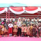 Kapolda Papua Barat berfoto bersama setelah mengikuti kegiatan peringatan Pengabdian Ke-33 Tahun Akabri 90 di Aimas, Papua Barat Daya pada Sabtu, 28 Oktober 2023. Mereka juga memberikan 3000 paket sembako kepada masyarakat di Alun-alun, Aimas.