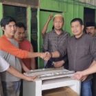 Ketua dan Sekretaris DPW PPP Provinsi Papua Barat menyerahkan memberikan bantuan berupa mesin sekap kepada warga Kawanua Bintuni, Selasa (10/10/2023) 