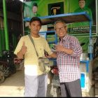 Fajar Kukuh (lengan panjang) foto dengan penjual Bakso keliling di Rumah Pemenangan Partai Persatuan Pembangunan, Kampung Lama, Rabu (11/10/2023)
