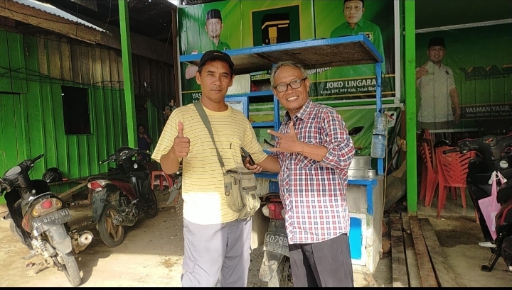 Fajar Kukuh (lengan panjang) foto dengan penjual Bakso keliling di Rumah Pemenangan Partai Persatuan Pembangunan, Kampung Lama, Rabu (11/10/2023)
