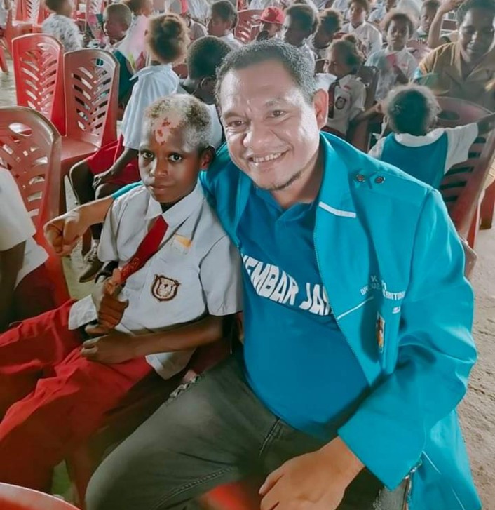 Ketua KNPI Teluk Bintuni, Kenny R. Kindewara foto bersama seorang pelajar Sekolah Dasar (SD). 