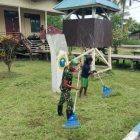 Personil Koramil 1806-05/Tomu bersama warga jemaat GKI Elim Tomu melakukan pembersihan, Minggu (1/10) 