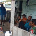 Tampak Serka Alfian berbincang-bincang dengan warga binaannya di Merdey, Minggu (1/10)  
