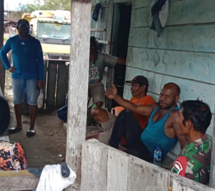 Tampak Serka Alfian berbincang-bincang dengan warga binaannya di Merdey, Minggu (1/10)  