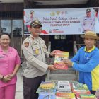 Tampak Kapolsek Babo Ipda Stenlis A Marani menyerahkan buku kepada sipenerima di Distrik Fafurwar, Senin (02/10/2023) 
