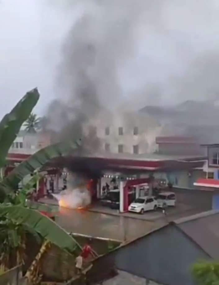 Gambar saat insiden di SPBU Sanggeng, Manokwari. Selasa (03/10) foto ; Istimewa