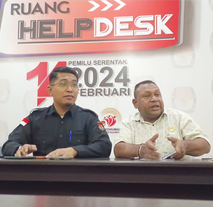 Ketua KPU Teluk Bintuni, Muhammad Makmur Memed Alfajri didampingi Komisioner KPU Teluk Bintuni, Divisi Sosialisasi, Pendidikan Pemilih, Partisipasi Masyarakat, & SDM   dan yang merangkap sebagai Divisi Teknis Penyelenggara, Deni Dorinus  Airory  ( Kemeja putih) , Rabu (4/10/2023) dalam kegiatan konperensi pers. 