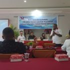 Tampak Ketua DPD Partai Perindo Teluk Bintuni Edison Orocomna memberikan pertanyaan kepada narasumber (ketua KPUD Teluk Bintuni dan Ketua Bawaslu Teluk Bintuni) foto : Haiser