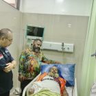 Cosmas Refra (Kaos Biru) menjeguk Lukas Enembe di RSPAD Jakarta, Minggu (8/10/2023), Foto : Istimewa