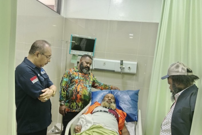 Cosmas Refra (Kaos Biru) menjeguk Lukas Enembe di RSPAD Jakarta, Minggu (8/10/2023), Foto : Istimewa