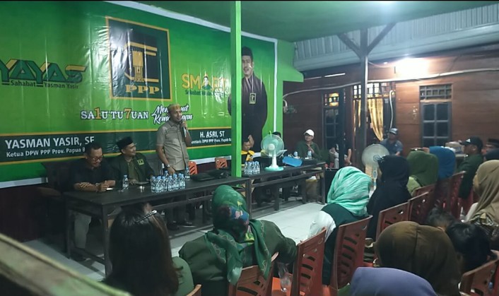Tampak Ketua DPW PPP Papua Barat Yasman Yasir (berdiri) memberikan sambutan pada acara Peluncuran Posko Pemenangan untuk Pemilu 2024 dengan Semangat Optimisme, Rabu (11/10/2023)