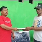 Ketua Badan Pemenangan Pemilu (Bappilu) Dewan Pimpinan Wilayah (DPW) Partai Persatuan Pembangunan (PPP) Provinsi Papua Barat, Hamzah, ST menyerahkan secara simbolis salar cell dan Alquran kepada perwakilan masyarakat Kampung Onar, Distrik Sumuri, Kamis (12/10/2023)