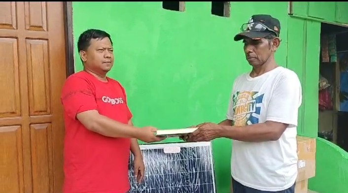 Ketua Badan Pemenangan Pemilu (Bappilu) Dewan Pimpinan Wilayah (DPW) Partai Persatuan Pembangunan (PPP) Provinsi Papua Barat, Hamzah, ST menyerahkan secara simbolis salar cell dan Alquran kepada perwakilan masyarakat Kampung Onar, Distrik Sumuri, Kamis (12/10/2023)