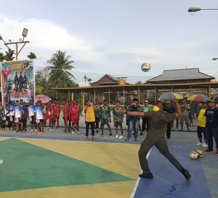 Letkol Arh Patrick Arya Bima, SIP membuka kegiatan Turnamen Volly Ball DANDIM CUP I , Kamis sore (12/10/2023) 