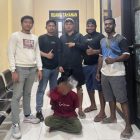 Foto : Tim 'Macan Gunung' bersaman di duga pelaku pencurian HP (Kaos merah wajah di blur), Kamis (12/10/2023) /istimewa