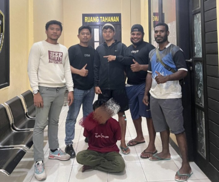 Foto : Tim 'Macan Gunung' bersaman di duga pelaku pencurian HP (Kaos merah wajah di blur), Kamis (12/10/2023) /istimewa