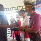 Bupati Teluk Bintuni Ir.Petrus Kasihiw, MT melakukan kunjungan dan melihat Persiapan Pembangunan Kawasan Industri Teluk Bintuni  Empat pejabat dari tiga Kementrian Republik Indonesia turun langsung melakukan kunjungan kerja ke Onar Baru distrik Sumuri Kabupaten Teluk Bintuni untuk melihat dan mendengarkan langsung dukungan masyarakat setempat serta sosialisasi terkait pembangunan  Kawasan Industri Petrokimia, Kamis (14/10/2021) Dok: Mediaprorakyat.com