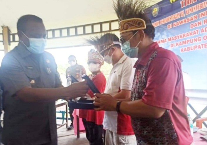 Bupati Teluk Bintuni Ir.Petrus Kasihiw, MT melakukan kunjungan dan melihat Persiapan Pembangunan Kawasan Industri Teluk Bintuni  Empat pejabat dari tiga Kementrian Republik Indonesia turun langsung melakukan kunjungan kerja ke Onar Baru distrik Sumuri Kabupaten Teluk Bintuni untuk melihat dan mendengarkan langsung dukungan masyarakat setempat serta sosialisasi terkait pembangunan  Kawasan Industri Petrokimia, Kamis (14/10/2021) Dok: Mediaprorakyat.com