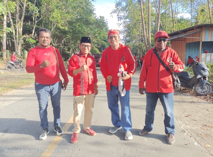Foto dari Kanan : Sekretaris BSPN Cabang Felipus Kase,Ketua DPC Teluk Bintuni, Dan Topan Sarungallo, Ketua Bidang Kehormatan  Partai (PDIP) Robert Manibuy dan Kepala BSPN Cabang DPC PDIP Teluk Bintuni Apolos Betay