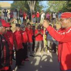 Ketua Bidang Kehormatan Partai (PDIP) Robert Manibuy yang mengalungkan Noken Papua kepada Ketua DPD PDIP Provinsi Papua Barat