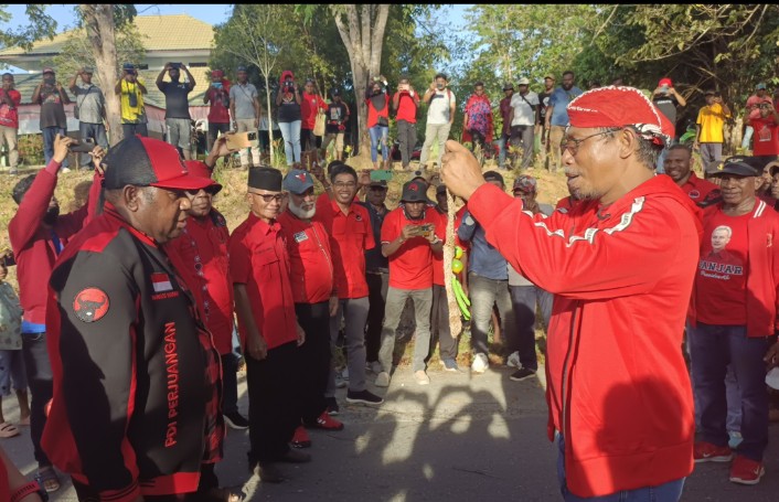Ketua Bidang Kehormatan Partai (PDIP) Robert Manibuy yang mengalungkan Noken Papua kepada Ketua DPD PDIP Provinsi Papua Barat
