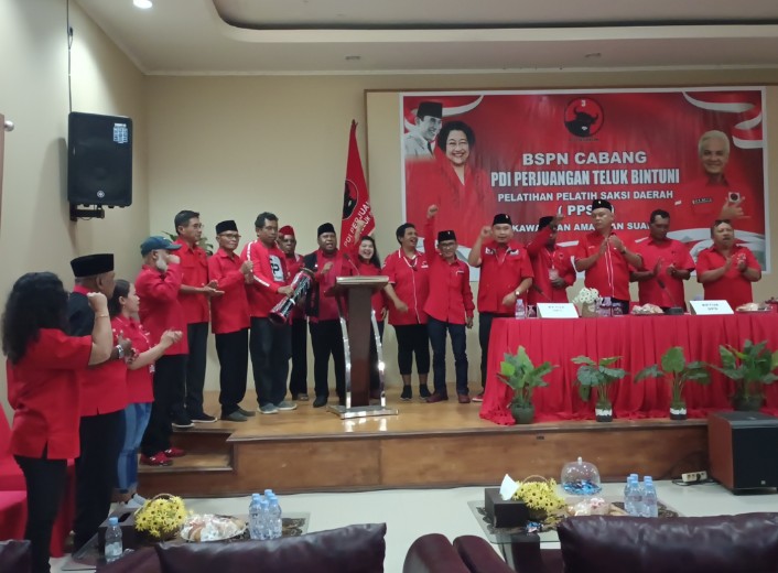 Ketua DPD PDIP Papua Barat, Markus Waran membuka kegiatan pelatihan pelatih saksi, Sabtu (14/10/2023) 