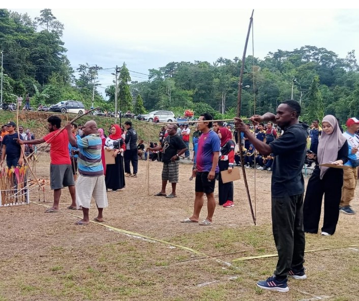 Gambar : Peserta Turnamen Lomba Panahan Hersebow Tradisional Papua (LongBow) di GSG Bintuni, Sabtu (14/10/2023) 