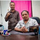 Gambar : Ketua Pemuda Kerukunan Keluarga Seram Bagian Timur (KKSBT) Teluk Bintuni, Bahar Rumbara (berdiri) dan Sekretaris Kerukunan Keluarga Bagian Seram Bagian Timur (KKSBT) Teluk Bintuni, M. Saleh Wajo (duduk), foto Haiser.