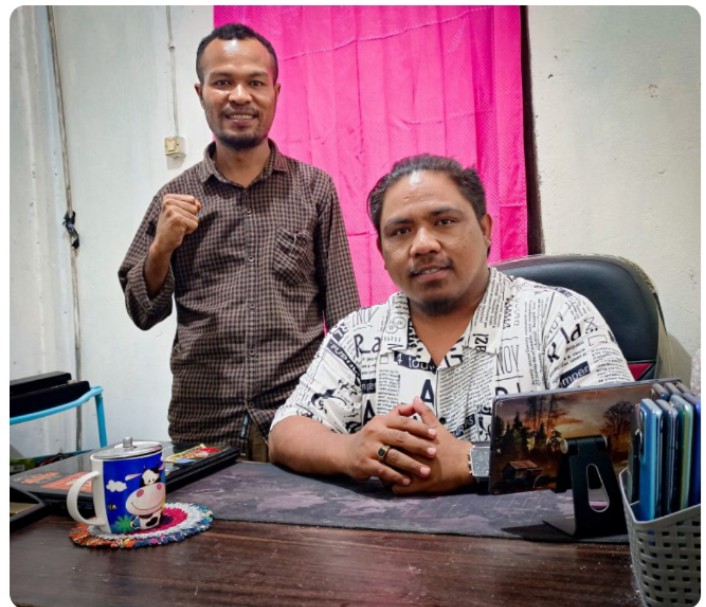 Gambar : Ketua Pemuda Kerukunan Keluarga Seram Bagian Timur (KKSBT) Teluk Bintuni, Bahar Rumbara (berdiri) dan Sekretaris Kerukunan Keluarga Bagian Seram Bagian Timur (KKSBT) Teluk Bintuni, M. Saleh Wajo (duduk), foto Haiser.