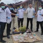 Personil Sat Reskrim Polres Teluk Bintuni bersama barang bukti limbah medis, Senin (16/10/2023) foto : Dokumen Humas Polres Teluk Bintuni. 