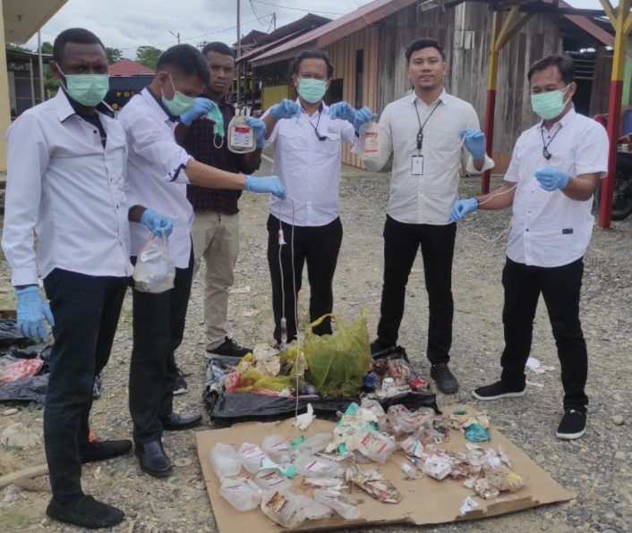 Personil Sat Reskrim Polres Teluk Bintuni bersama barang bukti limbah medis, Senin (16/10/2023) foto : Dokumen Humas Polres Teluk Bintuni. 