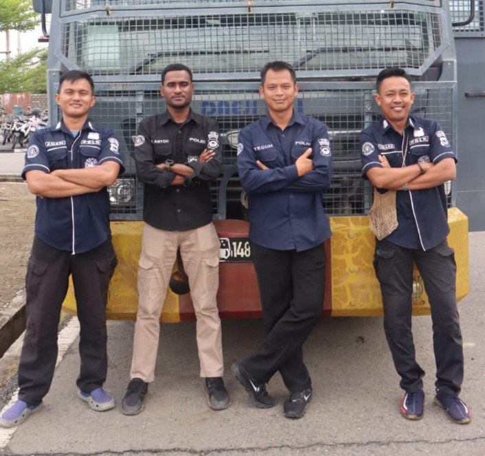 Iptu Teguh Aji Nugroho bersama tim Humas Polres Teluk Bintuni. 