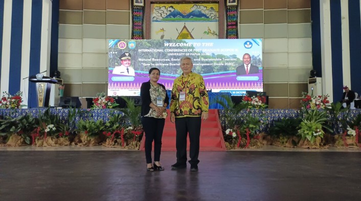 Foto Herlina Budhy, S.IK bersama Prof. Dr Ir. Roni Bawole, M.Si saat mengikuti Seminar Unipa, Rabu (18/10/2023) di GSG Bintuni. 